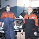 Mentre veniamo �inebriati� dal forte odore di olio, facciamo la conoscenza del fondatore dell�officina: il 78enne Giuseppe Positano, che ci accoglie assieme a un operaio